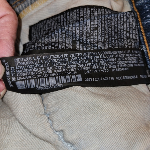 NWT Zara High Rise Jeans Size 4 Button Up Fly Minimal Distressing Hem & Pockets - Picture 16 of 16